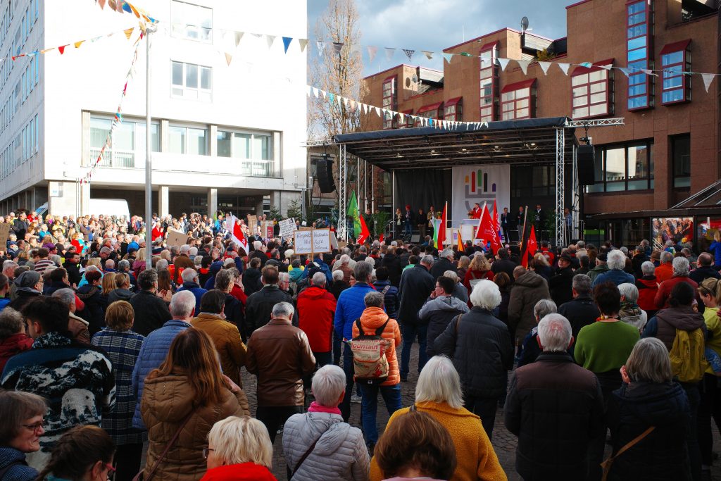 Blick aus Sicht der Menschenmenge auf die Bühne am Marktplatz Gaggenau.