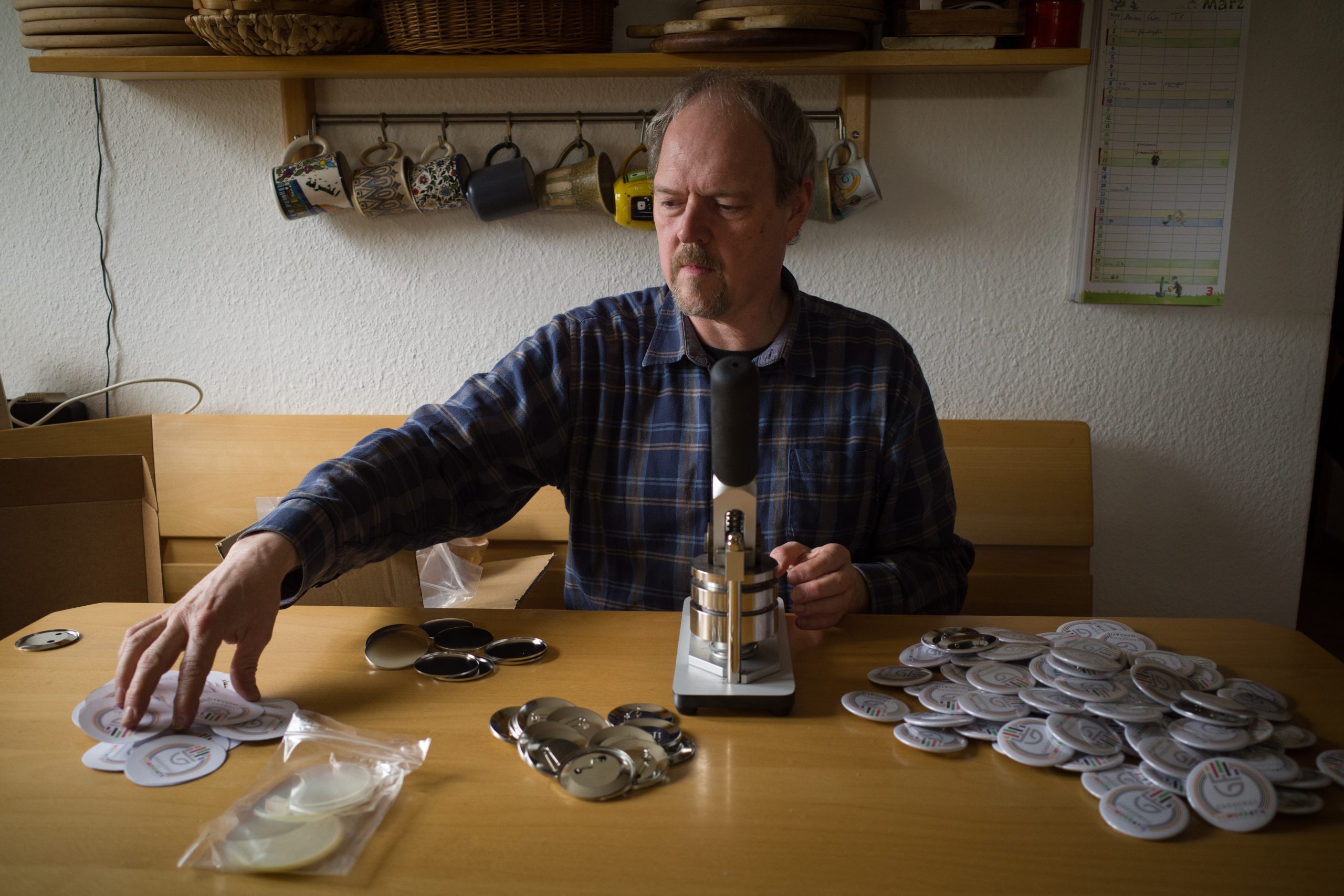 Markus Kistner - Buttonproduktion in heimischer Küche