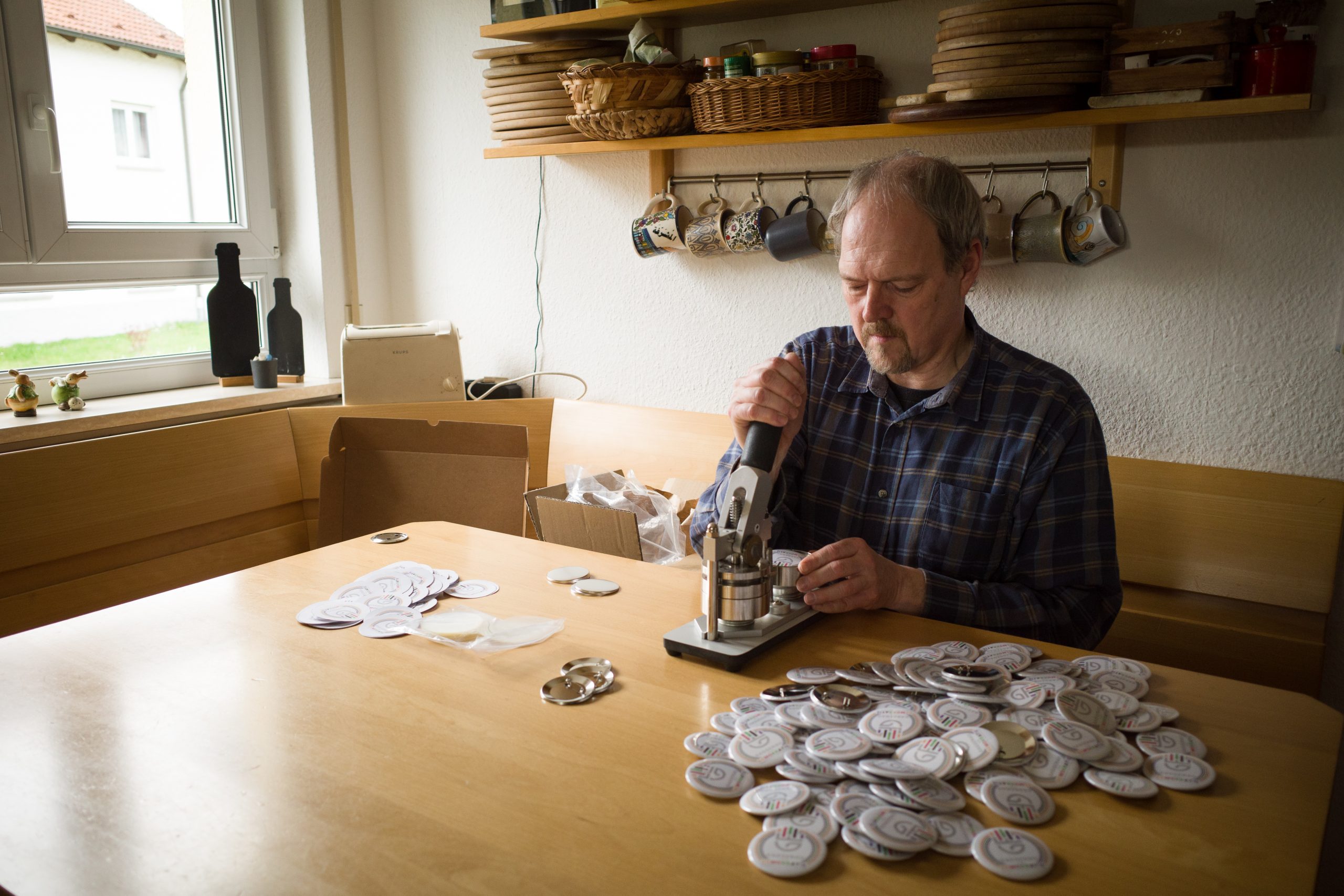 Markus Kistner - Buttonproduktion in heimischer Küche