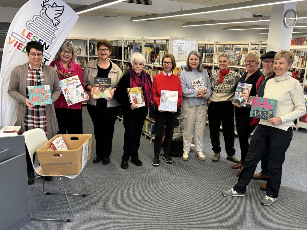 V.l.n.r.: Bianca Grittmann, Leiterin Stadtbibliothek Gaggenau, Inge Knöller, Bündnis „Gaggenau für Demokratie“, Jutta Götz, Soroptimist Intern.(SI) Club Murgtal, Ulrike Tobisch-Kohlbecker, „Lesen für Vielfalt“ (LfV), SI-Club Bad-Herrenalb/Gernsbach, Ute Nöhre und Gabi Seifert, LfV, Andrea Biedermann, LfV, Bücherwurm, Susanne Rodenfels, LfV, Heinz Merkel, Bündnis, Heidrun Haendle, LfV.